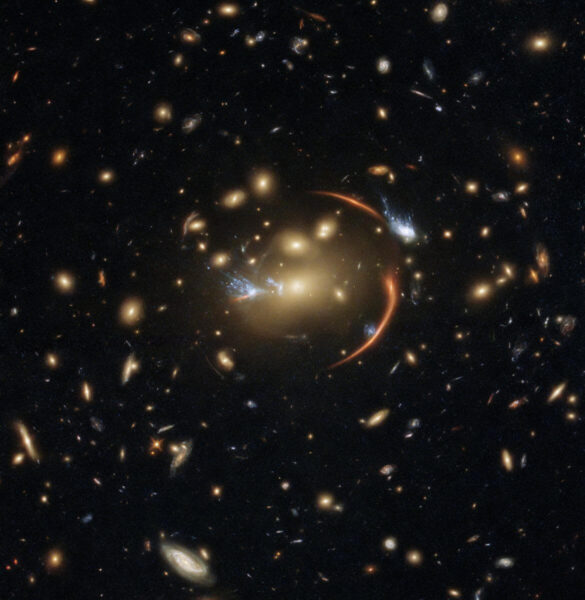 銀河団「MACS J0138.0-2155」による重力レンズ効果を受けた銀河
