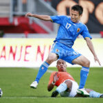 サッカー国際親善試合、オランダ対日本。写真はオランダのナイジェル・デ・ヨングのスライディングタックルを受ける日本の長谷部誠