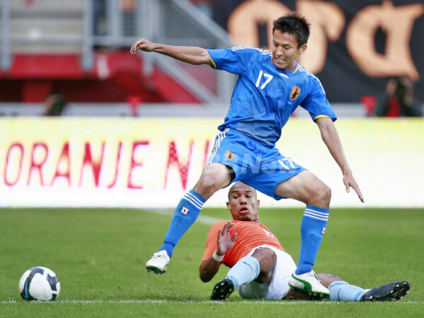 サッカー国際親善試合、オランダ対日本。写真はオランダのナイジェル・デ・ヨングのスライディングタックルを受ける日本の長谷部誠