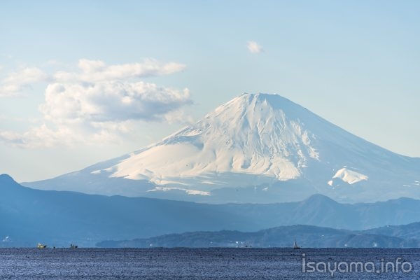 青く霞む富士山