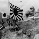 日中戦争中の1938年10月、武漢に迫る日本軍とその近くの町で発砲する歩兵