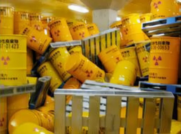 地震で崩れた放射性廃棄物ドラム缶
