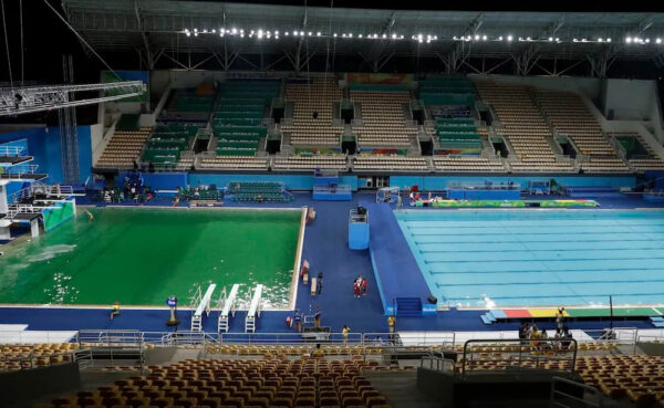 リオデジャネイロ・オリンピックの飛び込みプールが、一夜にして緑色に