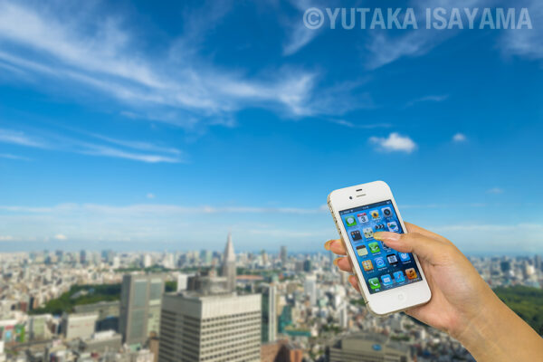 スマートフォンを持つ手