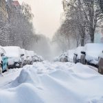 雪に埋もれた車列