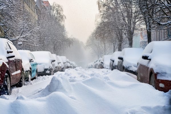 雪に埋もれた車列