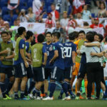 ポーランドには負けたものの、決勝トーナメント進出が決定し抱擁を交わす日本の選手たち。