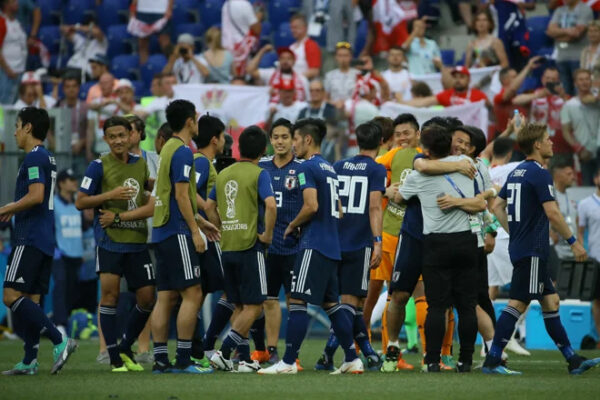 ポーランドには負けたものの、決勝トーナメント進出が決定し抱擁を交わす日本の選手たち。