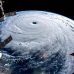 国際宇宙ステーションから撮影された台風２４号（ESA・NASA提供＝ロイター）