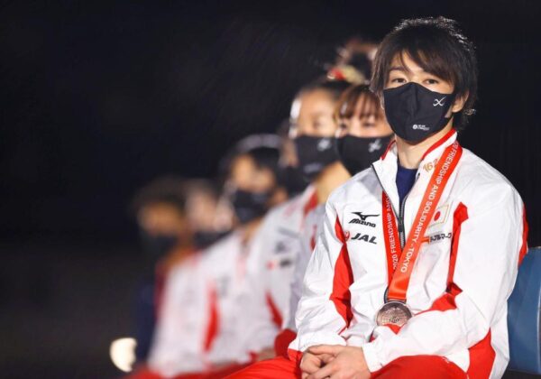 マスク姿で閉会式に臨む内村航平（手前）ら＝８日、東京・国立代々木競技場