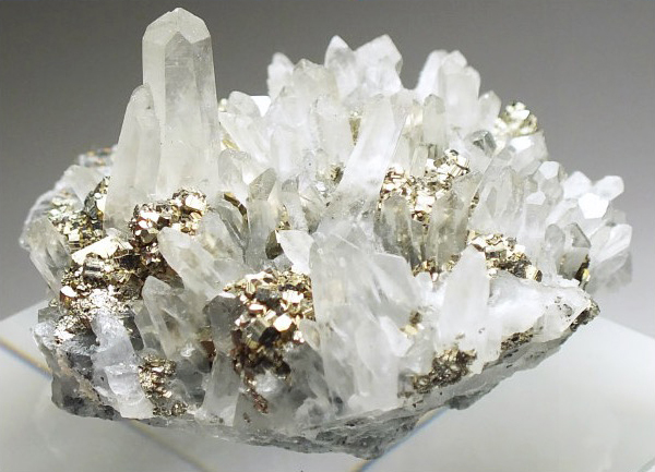 水晶と黄鉄鉱(パイライト, pyrite)〈ペルー産〉