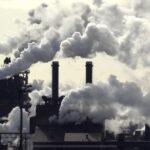 煙を排出する工場