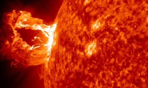 太陽のコロナ質量放出（2012年4月）.jpg