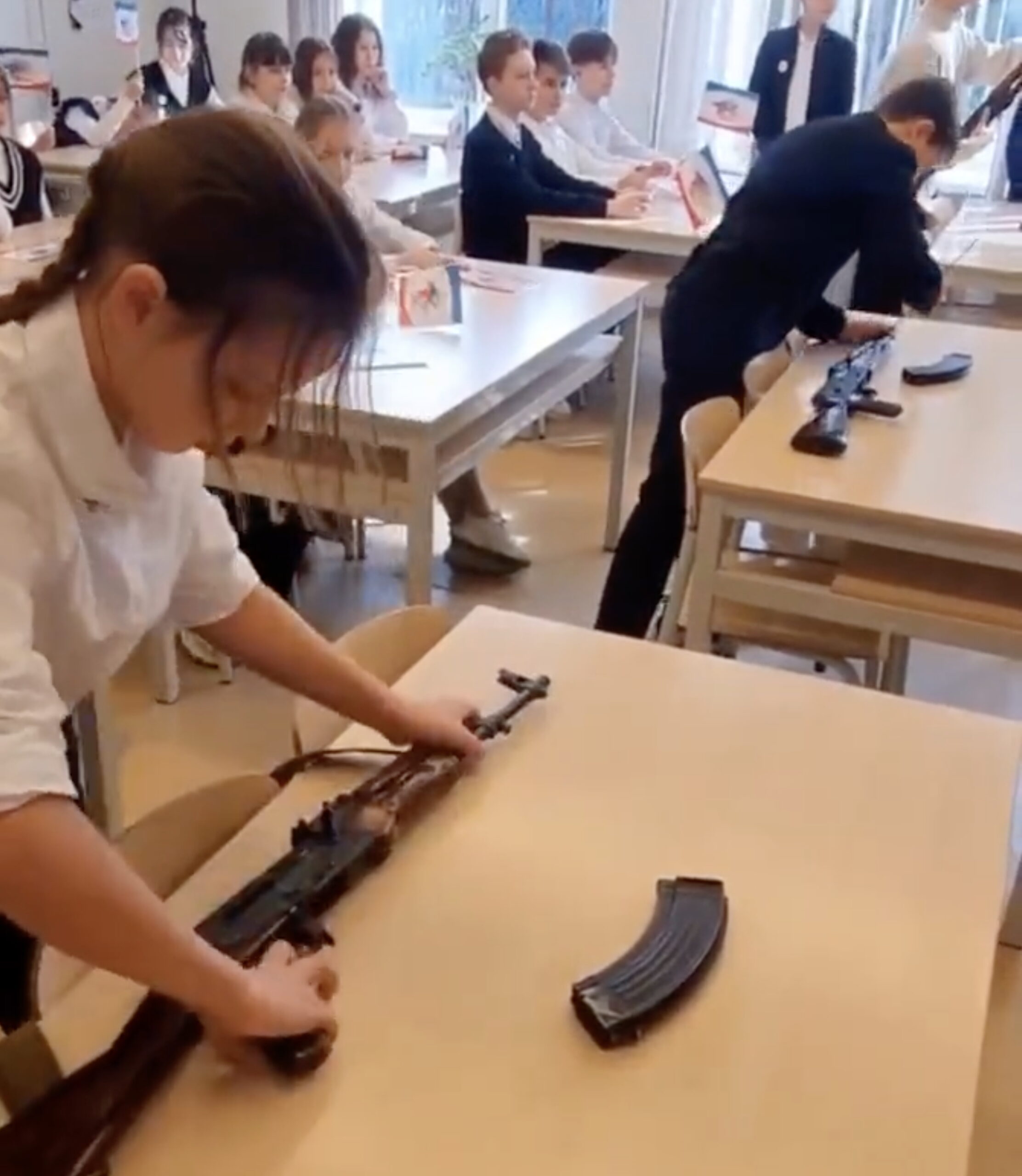 銃の扱い方を学ぶロシアの中学生