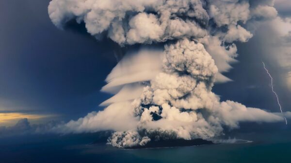 ２０２２年１月に噴火したトンガ海底火山（大噴火の前日の映像）