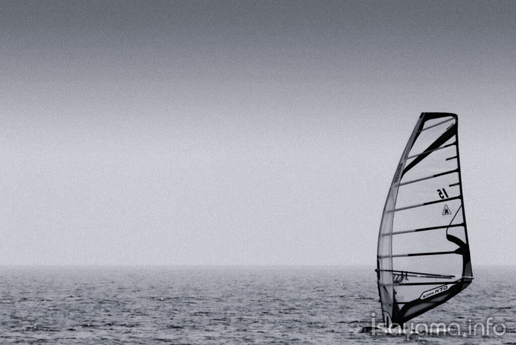 帆を立てて水平線に挑むるは なにを求める期待と不安