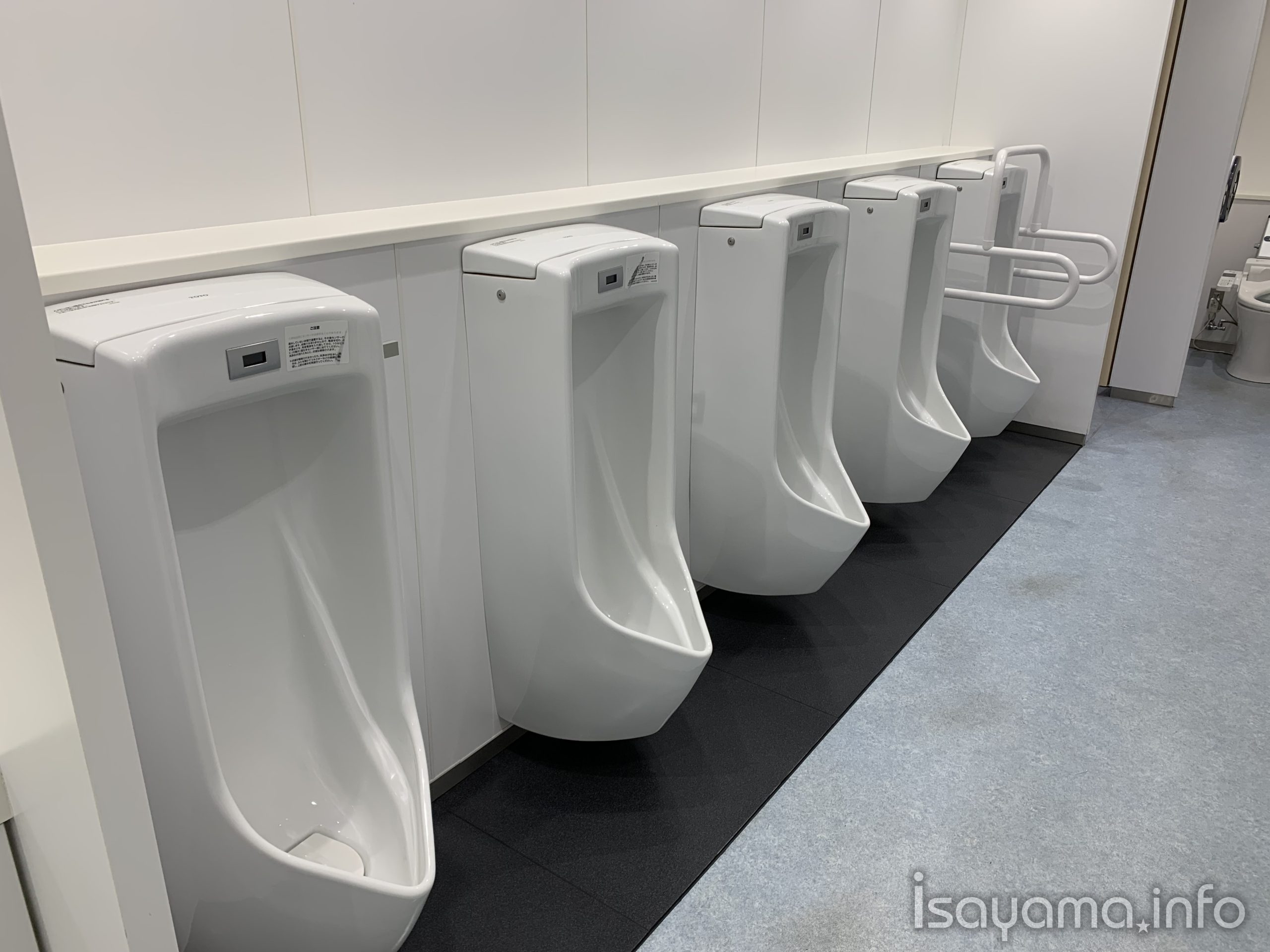 男子の公衆トイレ（小便器）にプライバシーはない？