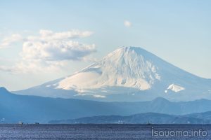 青く霞む富士山